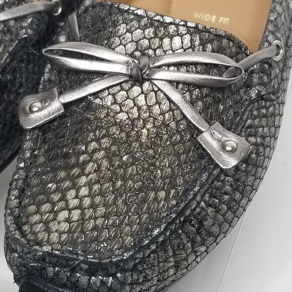 Clark's Artisan Women's Metallic Silver Snakeskin Slip On's Flats Loafer 7W - Picture 3 of 15